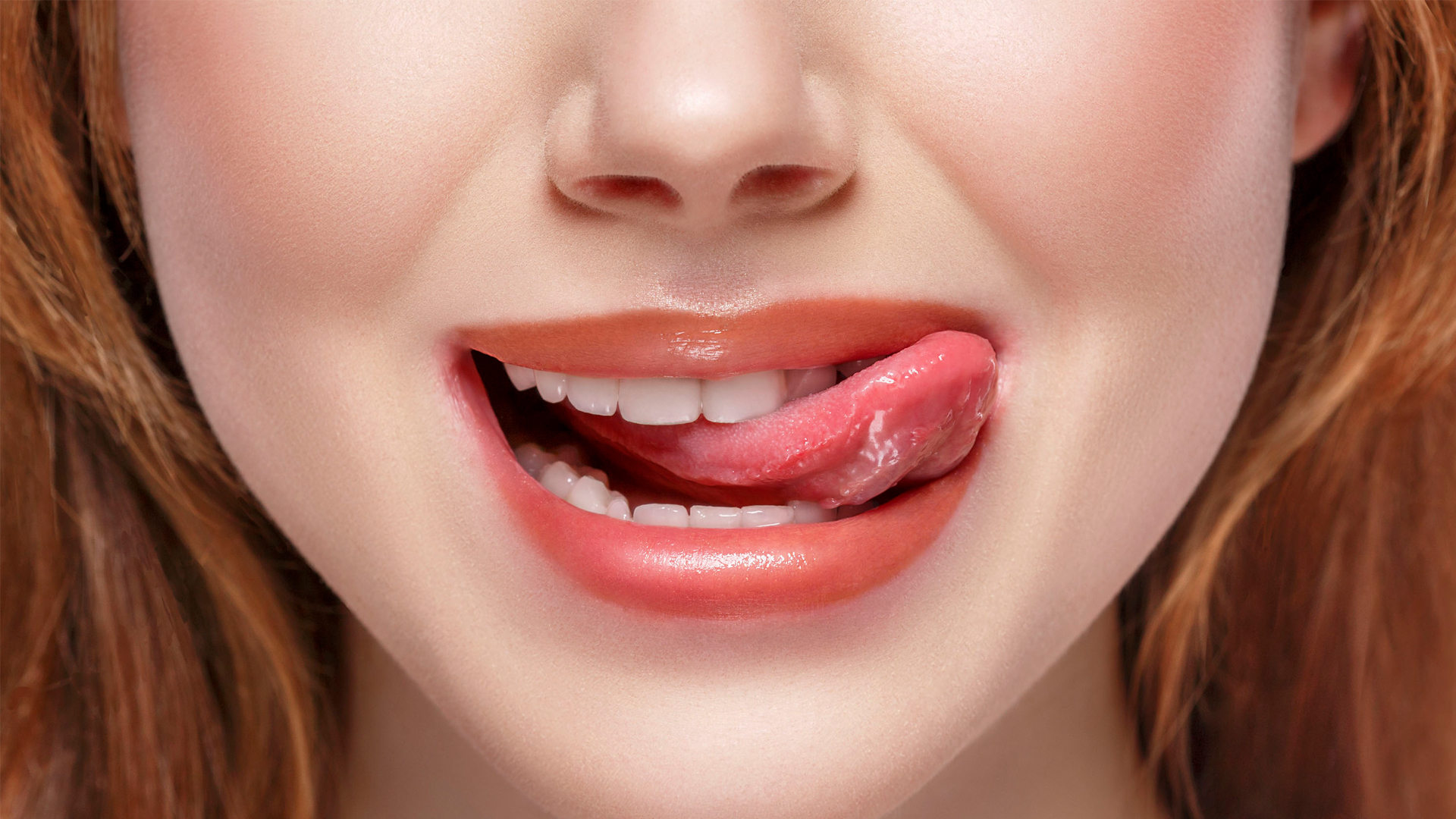 Сперва рот. Красивые женские губы. Улыбающиеся губы. Полуоткрытый рот. Открытый женский рот.