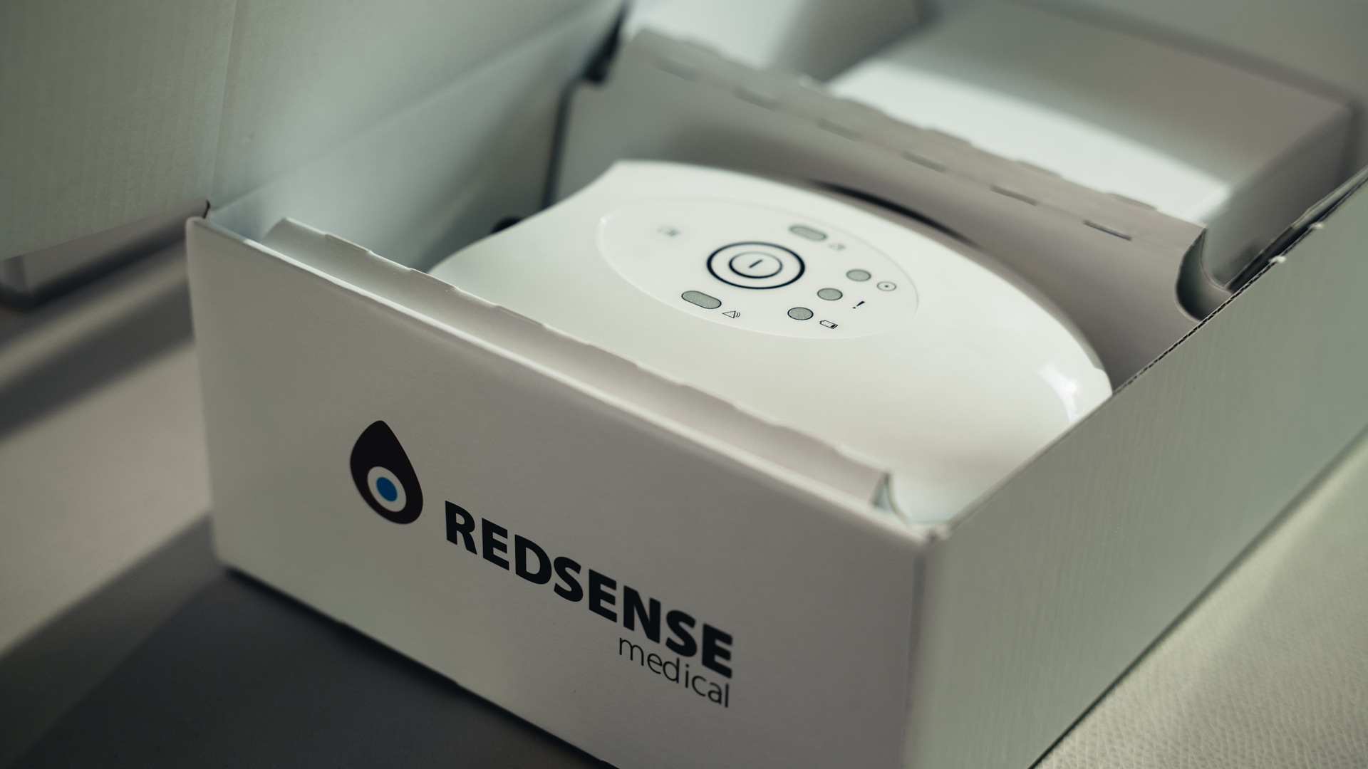 Preventing venous needle dislodgement with fibre-optic surveillance