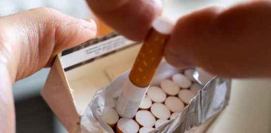 Does smoking cigarettes lead to the development of lung cancer?