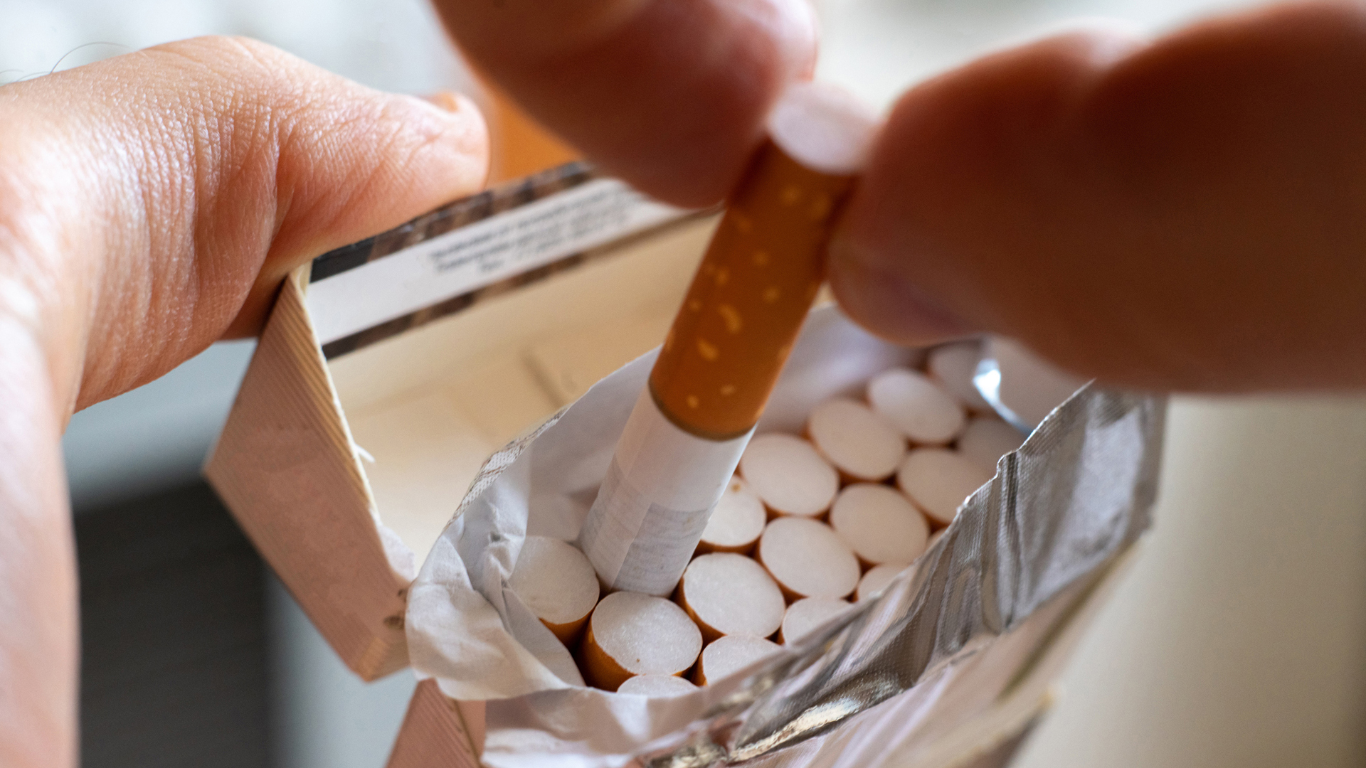 Does smoking cigarettes lead to the development of lung cancer?