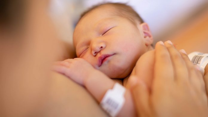 WHO advises immediate skin-to-skin contact for small and preterm babies